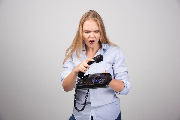Недовольная женщина с телефоном